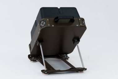 Ayarlanabilir Bacakları olan Sıkıştırılmış Elektronik Savaş Sistemi.