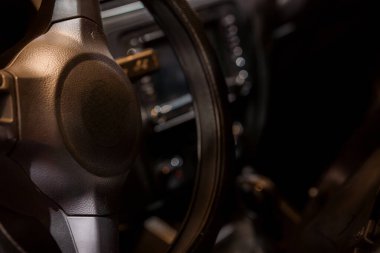 Araba Direksiyon Şovu Araç İçi ve Şık Otomotiv Tasarımı 'nın Kapalı Görüntüsü.