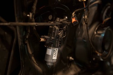 Otomobil Kapısı İç Penceresi Motor Kurulumu ve Kablo Sistemi 'nin yakın görüntüsü.