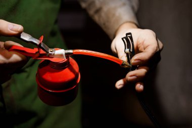 Kırmızı Tüple Kullanılan Yakıt Aracının Detaylı Teftişi.