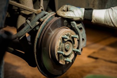 Korumalı Eldiven Giyen Tamirci Tarafından Paslı Araba Fren Sistemi 'nin Yakın Denetimi ve Bakımı.