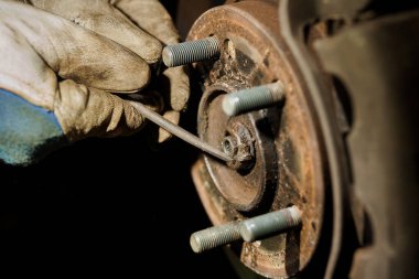 Mekanik Eldiven Giyen, Paslı Araba Fren Tekerleği Tekerleği Tekerlek Tekerlek Tekerlek Aletini Metal Aracı ile Onarıp Denetleyen Bir Görüntü.