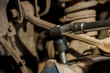 Araç Süspansiyon Sistemi 'ndeki Sürgüyü Sıkılaştırmak için Tork Anahtarı Kullan.