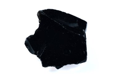 Beyaz Arkaplanda İzole Edilmiş Doğal Siyah Obsidian Kaya Numunesi.