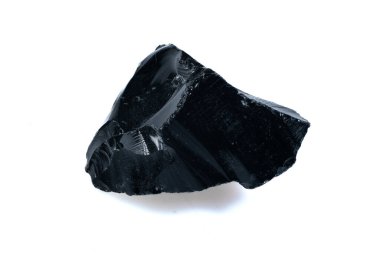 Beyaz arka planda izole edilmiş doğal siyah obsidiyen volkanik kaya formu..