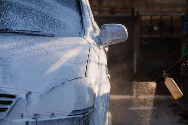 Yüksek Basınçlı Su Spreyi Altında Kalın Sabun köpüğüyle Yıkanan Arabanın Yakın Çekimi.