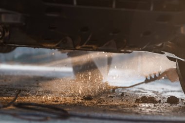 Araç Gövdesi Bakım Çalışması sırasında Kıvılcımların Uçuşunun Yakın Görüntüsü.
