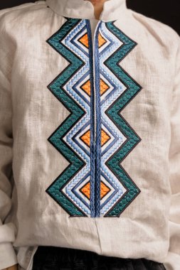 Geometrik işlemeli geleneksel keten gömlek Mavi, Turuncu ve Yeşil Renkli desen.