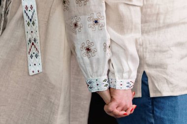 Geleneksel İşlemeli Gömlek Giyen Çiftin Yakın Çekimi.