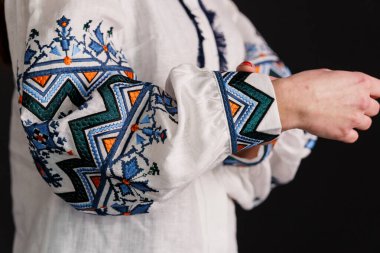 Geleneksel Beyaz Bluz 'un Kol ve Yakasına İşlemeli Koyu Arkaplan Karşısında Görüntü.