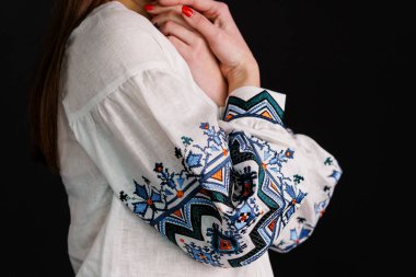 Siyah Arkaplana Karşı Geleneksel Beyaz Bluz Üzerine Entrika ile İşlenmiş Görünüm.