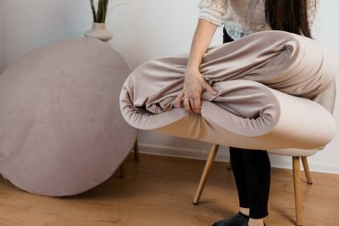 Ev Mobilyalarını Düzenlerken Yumuşak Katlanan Bej Döşek.