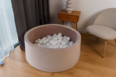 Modern Moda Çocuk Balosu Çağdaş Ev İçlerinde Beyaz Toplarla Dolu.