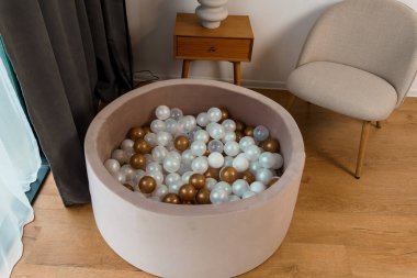 Modern Bej Top Çukuru Beyaz ve Altın Toplarla dolu Şık Oturma Odası İçi.