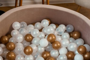 Çocuk Oyunları ve Duyusal Faaliyetler İçin Parlak Kahverengi, Beyaz ve Şeffaf Toplarla Dolu Bir Oyuncak Yumuşak Havuzun Yakın Çekimi.