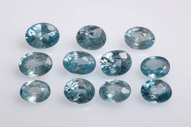 Parlak Doğal Oval Kesim Mavi Zirkon Taşları Grubu Beyaz Arkaplanda Gösterildi.