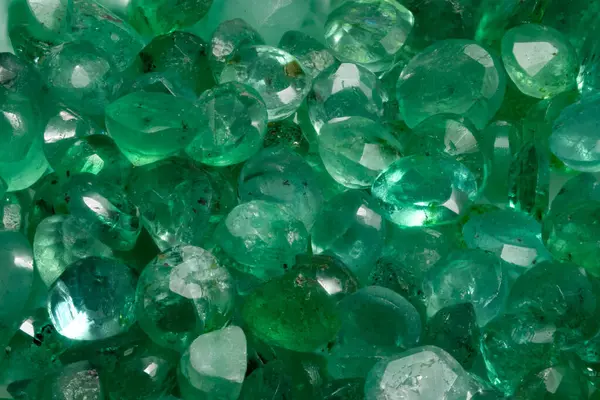 Doğal Zümrüt Taşları Zengin Yeşil Renk ve Parlak Parlak Detay Detaylarıyla Parlıyor.