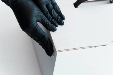 Siyah Eldiven Giyen Siyah Eldiven Giyen Beyaz Karton Kutu.