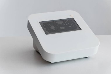 Ekranda Bilimsel Grafik Arayüzü Gösteren Modern Dijital Laboratuvar Ekipmanı.