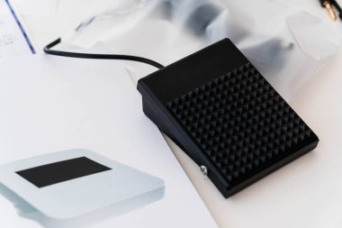 Elektronik Aygıt ve Kablolarla Masadaki Siyah Ayak Pedalının Yakın Görüntüsü.