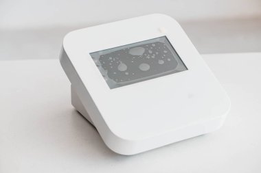 Ekranda Su Damlacıklarını Gösteren Modern Beyaz Dijital Aygıt.