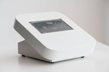 Ekranda Su Damlacıklarıyla Modern Minimalist Beyaz Dijital Aygıt.