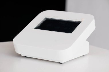 Beyaz Yüzeyde Gömülü Dokunmatik Ekranlı Modern Kompakt Dijital Aygıt.