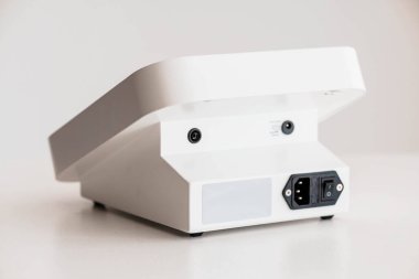 Beyaz Arkaplanda Güç Anahtarı ve Bağlantıları Olan Modern Beyaz Elektronik Aygıtın Arka Görünümü.