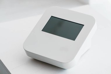 Tarafsız Yüzeyde Boş Ekran ile Modern Minimalist Beyaz Dijital Aygıt.