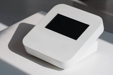 Günışığı Gölgeli Masa Üzerine Modern Minimalist Beyaz Sayısal Dokunmatik Aygıt.