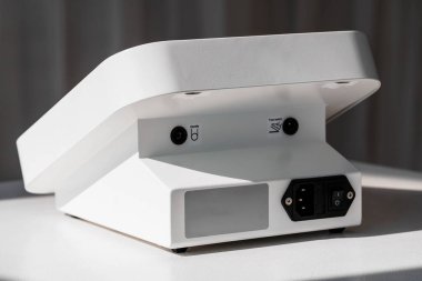 Beyaz Yüzeyde İşlevsel Bağlantı ve Anahtarları Olan Modern Beyaz Elektronik Aygıtın Arka Görünümü.