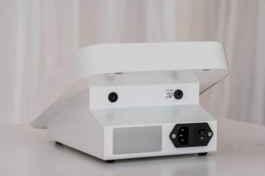 Güç Anahtarı ve Bağlantı Portlarıyla Modern Beyaz Elektronik Aygıtın Arka Görünümü.