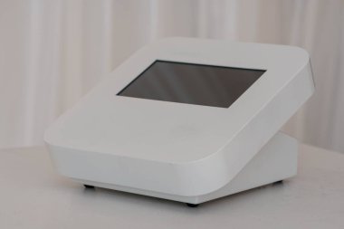 Dokunmatik Ekranlı Modern Minimalist Beyaz Sayısal Kiosk Terminali Zarif Arkaplan Görünümü.