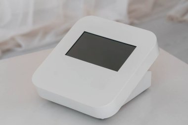 Modern Minimalist Beyaz Sayısal Dokunmatik Ekran Aygıtı İçerideki Masaya Yerleştirildi.