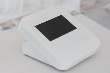 Tarafsız Arkaplan Üzerine Modern Minimalist Beyaz Dijital Ekran Aygıtı.