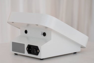 Güç Girişi ve Minimalist Tasarımı ile Beyaz Konutlarda Modern Sıkıştırılmış Elektronik Aygıt.