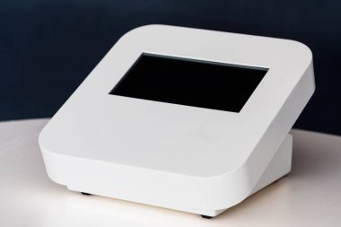 Siyah Arkaplanda Boş Ekran ile Modern Beyaz Elektronik Aygıt Görüntüsü.