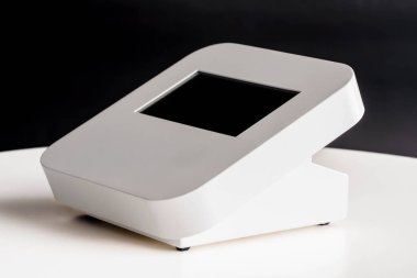 Dokunmatik Ekranlı Modern Beyaz Elektronik Aygıt Beyaz Yüzeyde Karanlık Arkaplana Karşı.