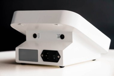 Düz Yüzeyde Güç Düğmesi ve Bağlantılarını Gösteren Modern Beyaz Elektronik Aygıtın Arka Görünümü.