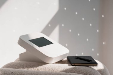 Dijital Aygıt, Not Defteri ve Kalem ile Modern Minimalist İşyeri Ayarları Yumuşak Doğal Işıkta Banyo Yapıyor.