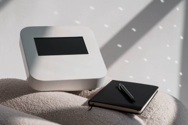 Modern Minimalist Sahne Dijital Aygıt, Not Defteri ve Yumuşak Doğal Işıkta Kalem.