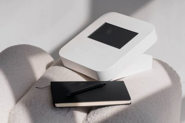 Modern Minimalist Beyaz Dijital Aygıtın Yaşamı ve Güneş Işığı İçindeki Siyah Not Defteri.