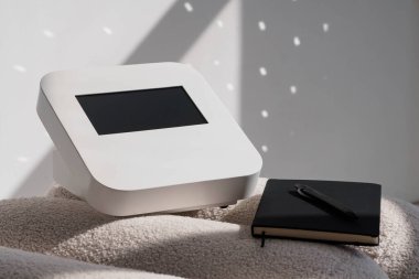 Beyaz Elektronik Aygıt ve Not Defteri ile Modern Minimalist İç Tasarım.