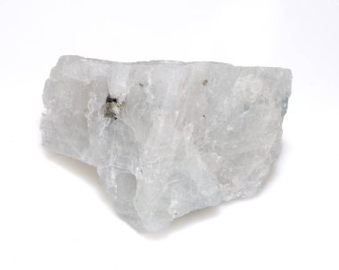 Beyaz Arkaplanda Şeffaf Beyaz ve Mavi Tonlu Doğal Çiğ Ay Taşı Madeni Numunesi.
