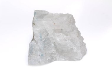 Beyaz Arkaplanda Yarı saydam Beyaz ve Mavimsi Kristal Yapısı olan Doğal Pürüzlü Ay taşı Mineral Numunesi.