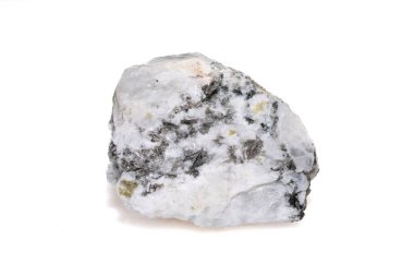 Beyaz Arkaplan Üzerine Siyah ve Gri Sonuçları Olan Yanardöner Ay Kristali Kristal Madeni Numunesi.