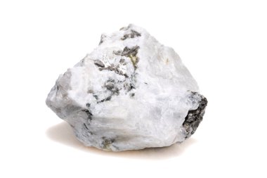 Beyaz Arkaplanda Beyaz ve İnce Siyah Sonuçlara sahip Doğal Çiğ Ay Taşı Mineral Numunesi.