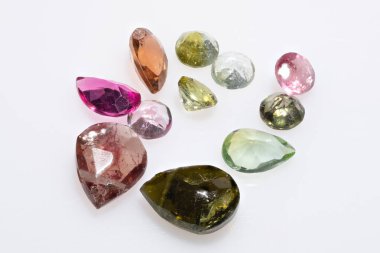 Beyaz Arkaplana Karşı Çok Renkli Tourmaline Taşları Koleksiyonu.