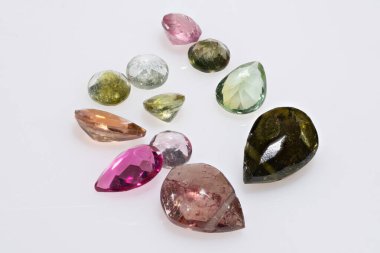 Parlak Beyaz Arkaplanda İzole Edilmiş Çok Renkli Turmalin Taşları Koleksiyonu.