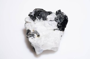 Beyaz Yüzeyde Siyah Sonuçları Olan Çiğ Ay Taşı Madeni Numunesi.